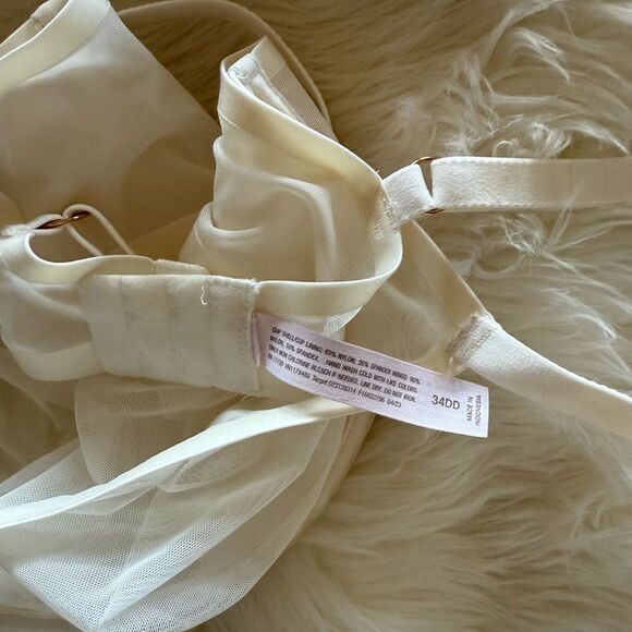 Elegant White Underwire Bra - Picture 3 of 3